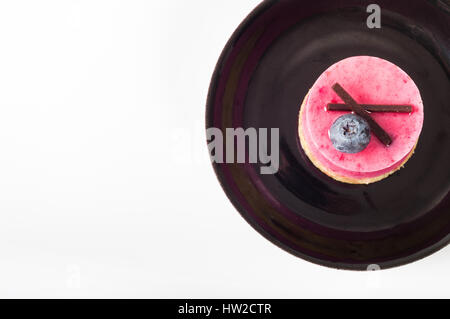 Schöne Gebäck, kleine bunte süßer Kuchen auf Schwarz gesetzt Platte, Platz für text Stockfoto