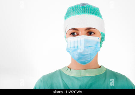 Porträt der Frau Chirurg tragen Mundschutz und Kappe Stockfoto