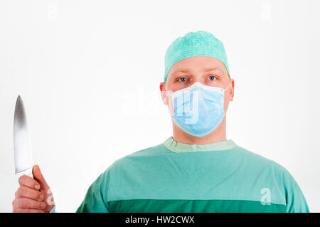 Mann in Uniform der Chirurg und mit Messer in der hand Stockfoto