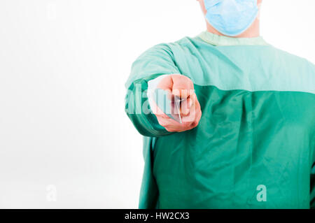 Mann in Uniform der Chirurg und mit Messer in der hand Stockfoto