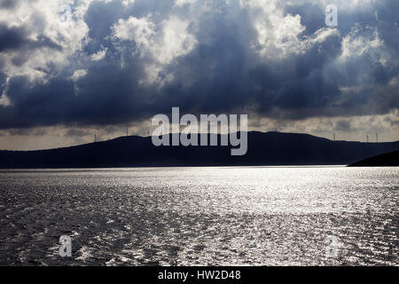 Sonne Meer, Windpark auf die Berge und bewölktem Himmel vor Sturm. Türkei, Küste von Marmara im Herbst. Stockfoto