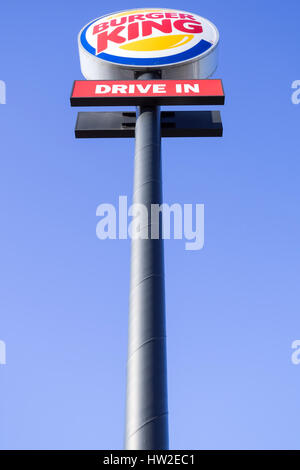 Burger King-Schild gegen blauen Himmel.  Burger King ist die zweite größte Kette von Hamburger Fastfood-Restaurants in Bezug auf die weltweiten Standorte. Stockfoto