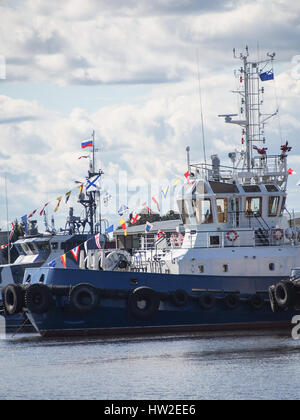 Russische Marine-Schiff mit Fahnen in Kronstadt Russland. Stockfoto