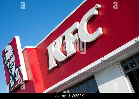 KFC-Fastfood-Restaurant. Kentucky Fried Chicken (KFC) ist der weltweit zweitgrößte Restaurantkette mit fast 20.000 Standorten weltweit. Stockfoto