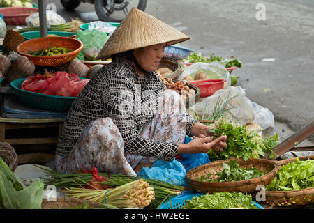 Frau verkaufen Gemüse am Zentralmarkt, Hoi an ein (UNESCO Weltkulturerbe), Vietnam Stockfoto