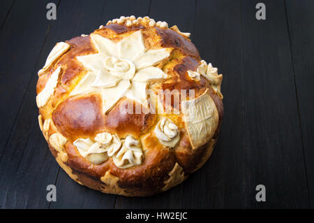 Hausgemachte dekorierten serbischen Slava Brot Kuchen Stockfoto