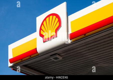 Shell Zeichen gegen den blauen Himmel. Shell ist ein anglo-niederländischen multinationalen Öl- und Gasunternehmen mit Hauptsitz in den Niederlanden und im Vereinigten Königreich übernommen. Stockfoto