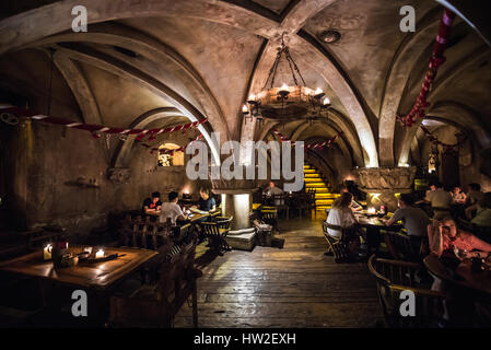 Mittelalterliche Interieur des berühmten Rozengrals Restaurant in der Altstadt von Riga, Hauptstadt der Republik Lettland Stockfoto