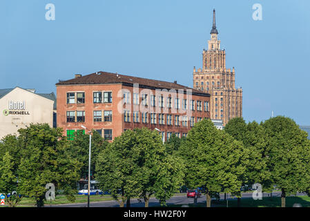 Blick vom Steinbrücke mit der lettischen Akademie der Wissenschaften, die aufbauend auf Hintergrund in Riga, Hauptstadt der Republik Lettland Stockfoto