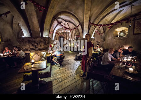 Mittelalterliche Interieur des berühmten Rozengrals Restaurant in der Altstadt von Riga, Hauptstadt der Republik Lettland Stockfoto