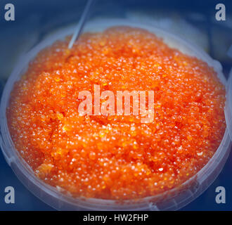 Einen großen Eimer mit rotem Kaviar in Nahaufnahme fotografiert Stockfoto