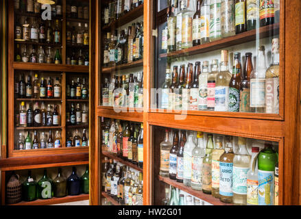 Paraty, Brasilien - 25. Februar 2017: Cachaca Alkohol Flaschen Sammlung in Brasilien. Cachaca ist ein Destillat der Zuckerrohrsaft, traditionelle f gemacht Stockfoto