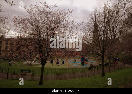 Dowanhill Park Chiidren spielen auf der Schaukel Glasgow G12 9EH Stockfoto