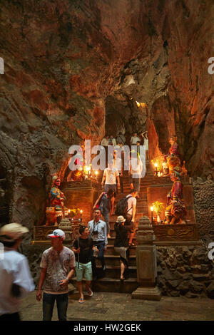 Touristen in Huyen Khong Höhle, Marmorberge, Da Nang, Vietnam Stockfoto