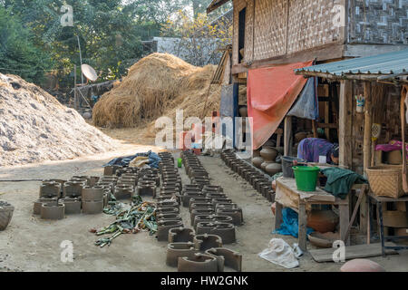 Terrakotta-Topf-Making in Yandabo, Myanmar Stockfoto