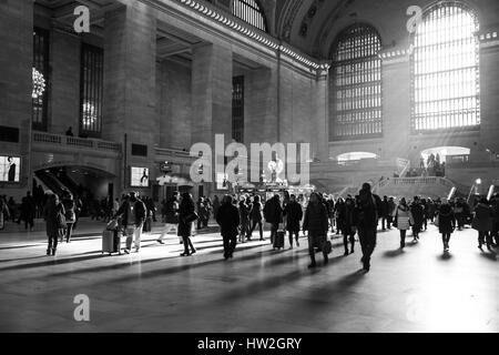 New York City, New York – 13. März 2017: Sonnenstrahlen innerhalb des Grand Central Station mit Passanten in der Eile Zeit Stockfoto