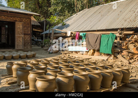 Terrakotta-Topf-Making in Yandabo, Myanmar Stockfoto