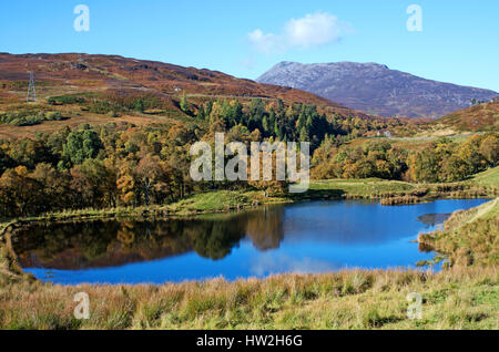 Schiehallion gesehen über eine kleine man am Glengoulandie in Highland Perthshire, in einer schönen ruhigen sonnigen Herbsttag, Schottisches Hochland, Schottland, Vereinigtes Königreich Stockfoto