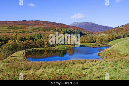 Schiehallion gesehen über eine kleine man am Glengoulandie in Highland Perthshire, in einer schönen ruhigen sonnigen Herbsttag, Schottisches Hochland, Schottland, Vereinigtes Königreich Stockfoto