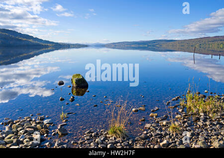 Blick entlang des Loch Rannoch, Perthshire, Schottisches Hochland, von der Küste in der Nähe von Kinloch Rannoch, an einem schönen ruhigen Herbsttag. Stockfoto
