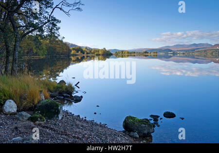 Blick über das westliche Ende des Loch Rannoch, Highland Perthshire, Hügel und Wälder spiegelt sich in dem ruhigen Wasser an einem schönen Herbsttag Stockfoto