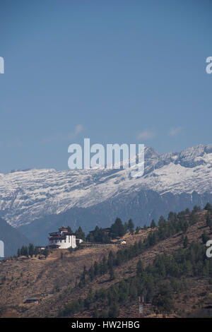 Bhutan, Paro, Hauptstadt von Paro Bezirk aka Dzongkhag. Alten Wachturm, Ta Dzong, Startseite, das nationale Museum von Bhutan mit schneebedeckten Mountaind i Stockfoto