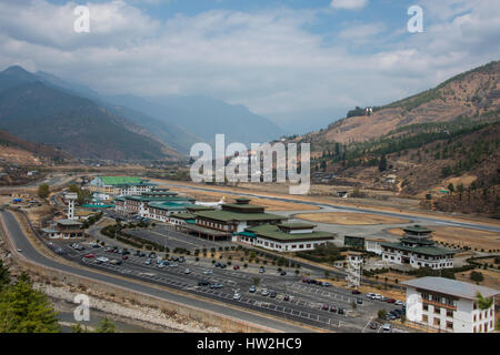 Bhutan, Paro. Flughafen Paro ist der einzige internationale Flughafen in das Königreich Bhutan. Es gilt als eines der schwierigsten Flughäfen der Welt, Stockfoto