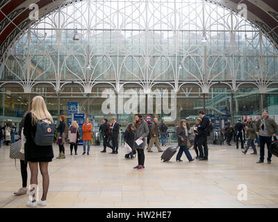 Reisende am Paddington Mainline Station, London, UK. März 2017. Stockfoto