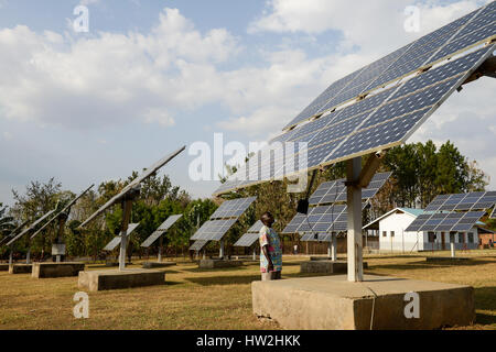UGANDA, Arua, Solarenergie, swingable Solarzellen zur Stromversorgung von Radio station Radio Pacis / Autarke weiter Durch Schwenkbare Photovoltaik Modul Fuer den Radiosender Radio Pacis Stockfoto