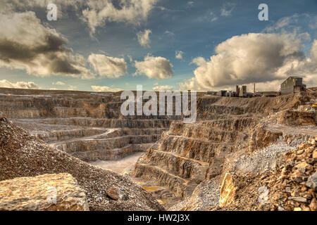 Coldstones Steinbruch Greenhow North Yorkshire UK mit klarem Himmel und Wolken. Stockfoto