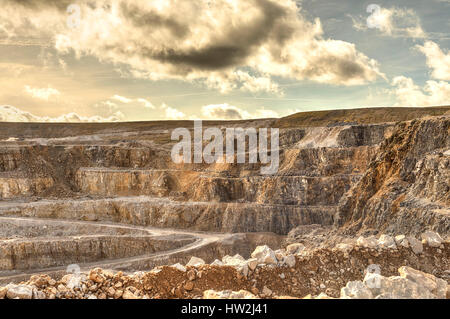 Coldstones Steinbruch Greenhow North Yorkshire UK mit klarem Himmel und Wolken. Stockfoto