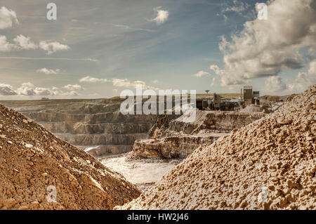 Coldstones Steinbruch Greenhow North Yorkshire UK mit klarem Himmel und Wolken. Stockfoto