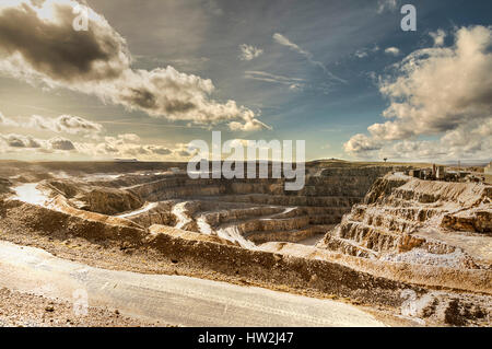 Coldstones Steinbruch Greenhow North Yorkshire UK mit klarem Himmel und Wolken. Stockfoto