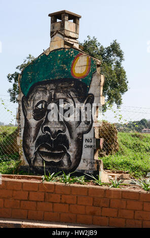 UGANDA, Kampala, Graffiti von Präsident Yoweri Museveni "Keine Änderung", wie seit 1986 er regiert Stockfoto