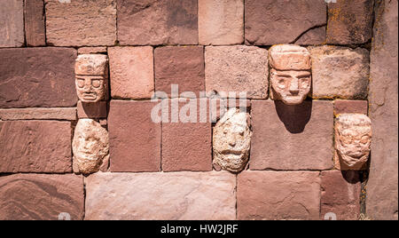 Detail des Kopfes Skulpturen in Tiwanaku (Tiahuanaco), präkolumbische archäologische Stätte - La Paz, Bolivien Stockfoto