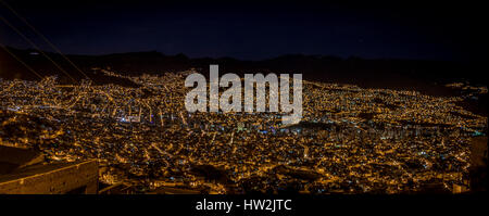 Panoramablick auf La Paz in der Nacht - La Paz, Bolivien Stockfoto