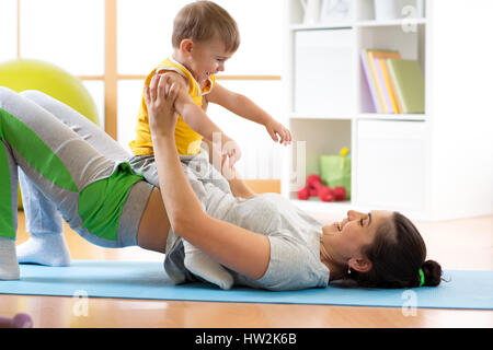 glückliche Mutter und Kind gesund Fitness-Übungen machen Stockfoto