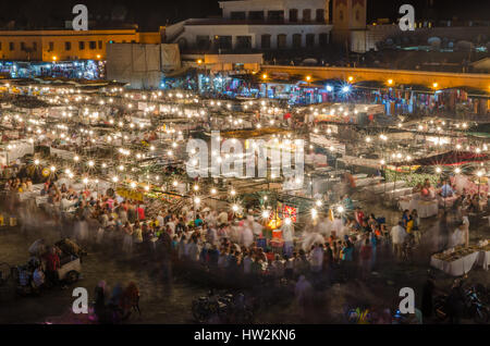 Besetzt mit vielen Menschen und Lichter in der Nacht, Medina von Marrakesch, Marokko berühmten Platz Jemaa El Fna Stockfoto