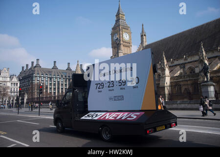 London, UK. 16. März 2017. Werbeträger von Sky News, zeigt den Countdown bis zum Ende des Brexit-Prozesses. Der Premierminister, Theresa May, ist offiziell der EU darüber benachrichtigt, dass das Vereinigte Königreich zu verlassen, nachdem die Königin der Brexit Rechnung königliche Einwilligung erteilt, beabsichtigt. Bildnachweis: Alberto Pezzali/Pacific Press/Alamy Live-Nachrichten Stockfoto