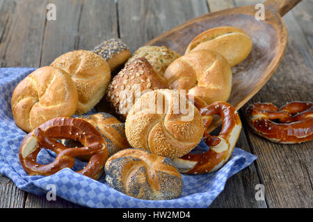 Frische bayerische Brötchen und Brezeln auf einem Vintage Backen board Stockfoto