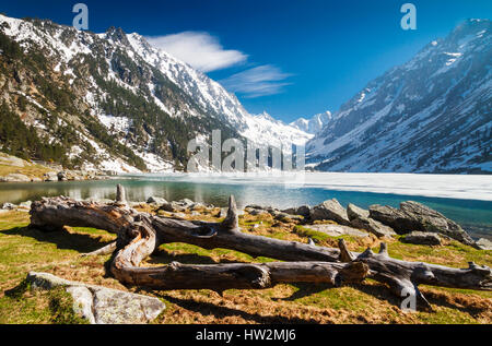 See und die Berge im winter Stockfoto