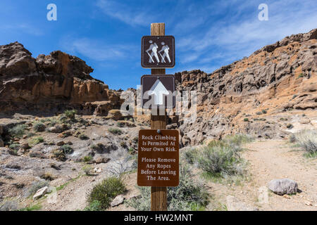 Trail und Klettern Schild an der Mojave National Preserve in Südkalifornien. Stockfoto