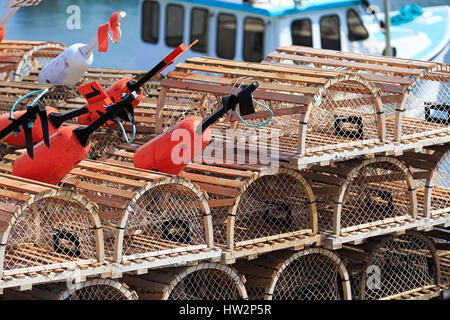 Hummerfallen, Bojen und Schiff in einem Kai in ländlichen Prince Edward Island, Kanada. Stockfoto