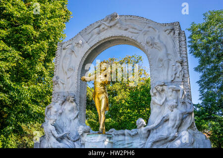 Österreich, Wien, Stadtpark (Stadtpark), die Giled Bronze-Denkmal von Johann Strauß II mit Marmorrelief Stockfoto