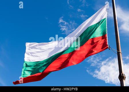 Nahaufnahme von wehende Flagge von Bulgarien gegen blauen Himmel Stockfoto
