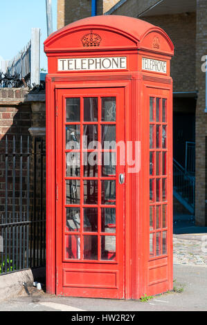 Traditionellen alten Stil UK leere rote Telefonzelle, Kabine oder Stand in London Stockfoto