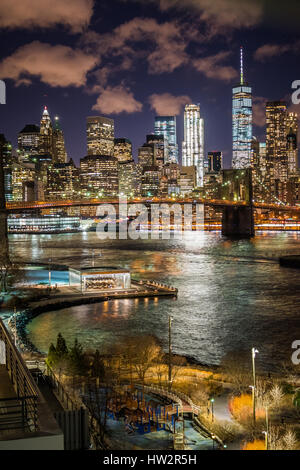 Skyline New Yorks einschließlich der Brooklynbridge, NYC nachts Stadtbild. Blick auf New York City von der Manhattan Bridge bei Nacht Stockfoto