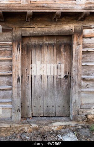 Kleine leichte braune Holztür machte der Planken Stockfoto