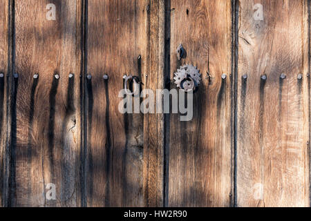 Braune Holztür machte der Planken mit Metall Schlüsselloch, Nägel und zufällige Schatten Stockfoto