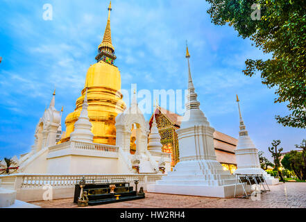 Wat Suan Dok ist eine buddhistische Tempelanlage Wat in Chiang Mai, Nordthailand. Es ist eine königliche Tempel dritter Klasse. Der Tempel befindet sich am Suthep roa Stockfoto